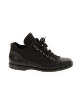 1 shoe size - 39 (Estimated)
